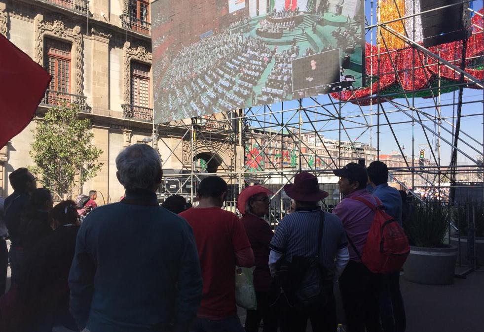 La investidura también se vio en pantallas colocadas en calles del Centro Histórico. (Cinthya Stettin)