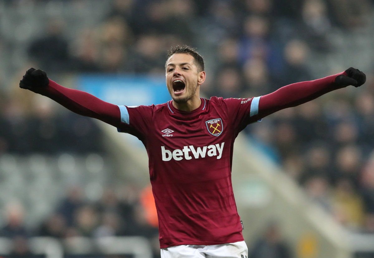 Javier Hernández celebra tras marcar doblete con el West Ham (Reuters)