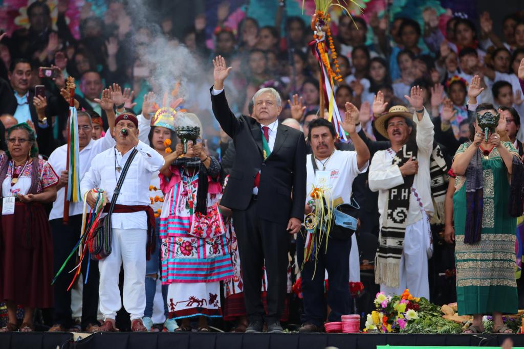 López Obrador recibió el bastón de mando de los pueblos indígenas en el Zócalo (Foto: Jorge Carballo).