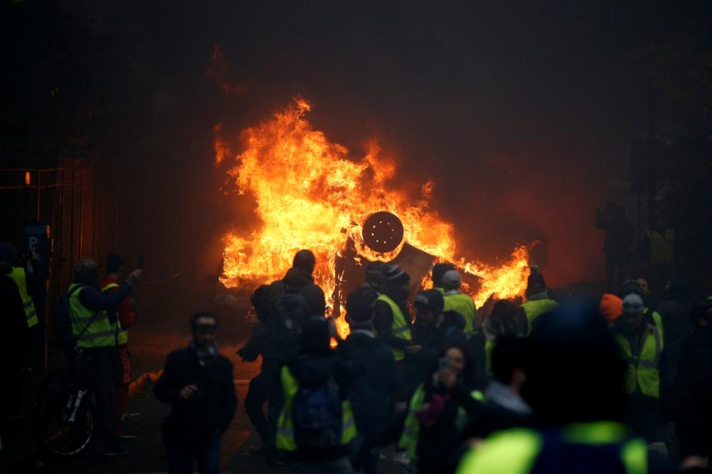 Manifestantes de los chalecos amarillos quemando una patrulla en la tercera semana de protestas contra el alza de combustibles (Reuters)