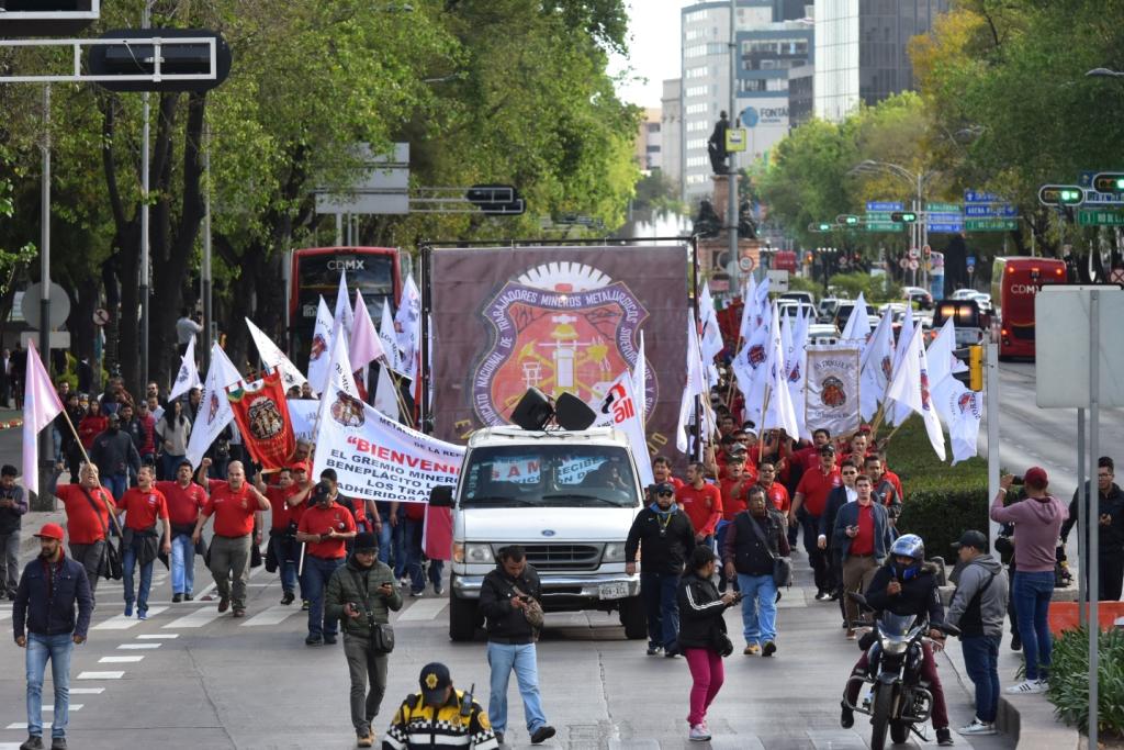 Mineros realizaron en una marcha para apoyar a Andrés Manuel López Obrador. (Cuartooscuro)