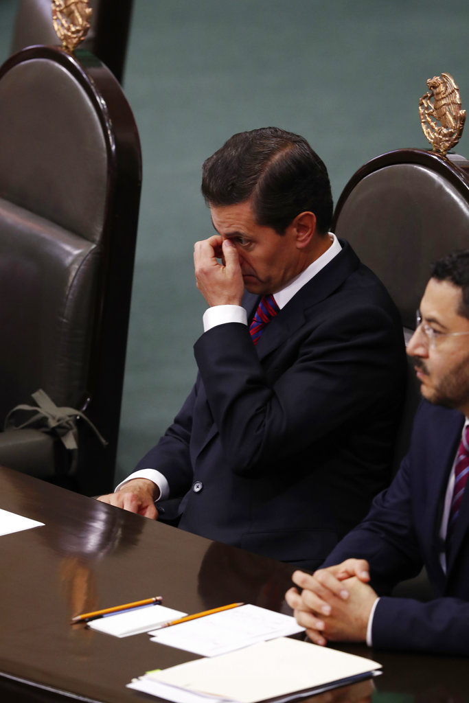En menos de cinco minutos, Enrique Peña Nieto pasó la banda presidencial a Andrés Manuel López Obrador, Presidente de México. AP