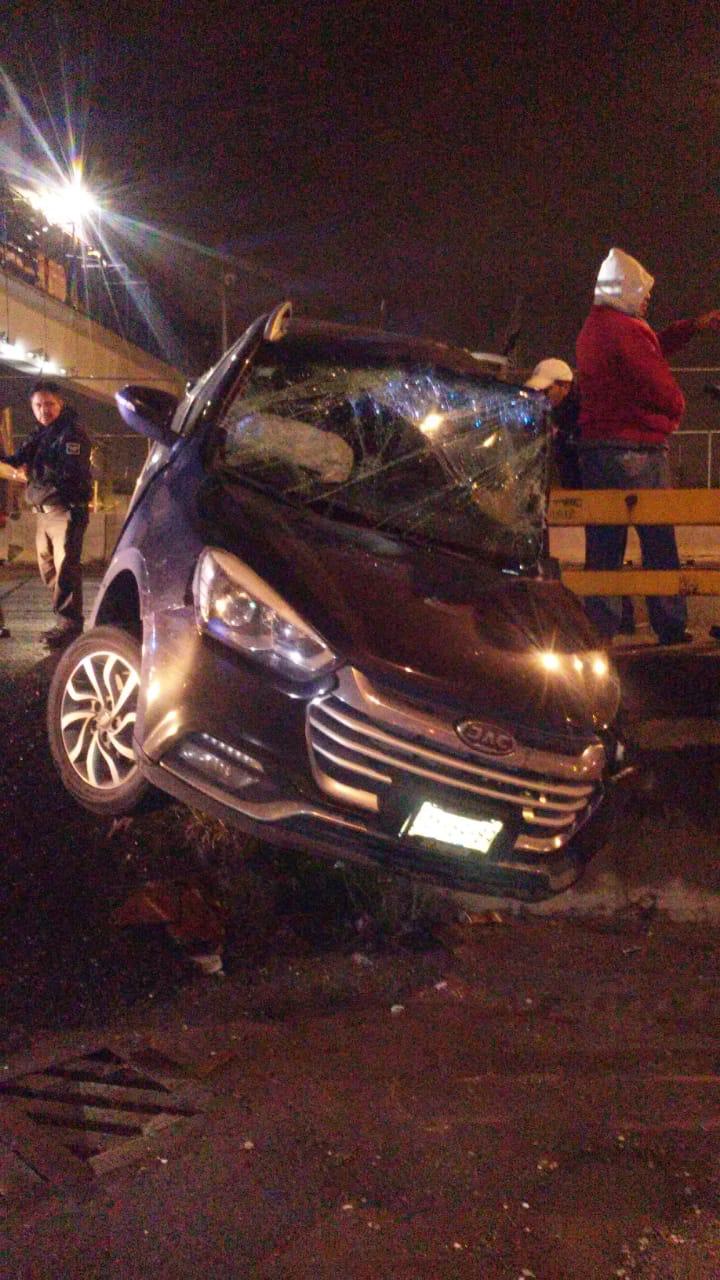 Una mujer resultó lesionada tras impactarse contra la barra metálica del Periférico. (Andrés Sánchez)