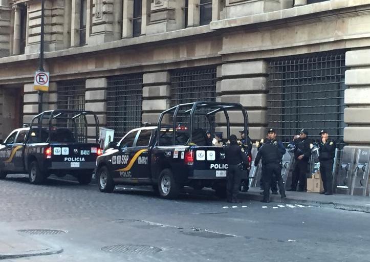 patrullas se alistan para iniciar el operativo de seguridad sobre 5 de Mayo, entre Eje Central y Filomeno Mata.