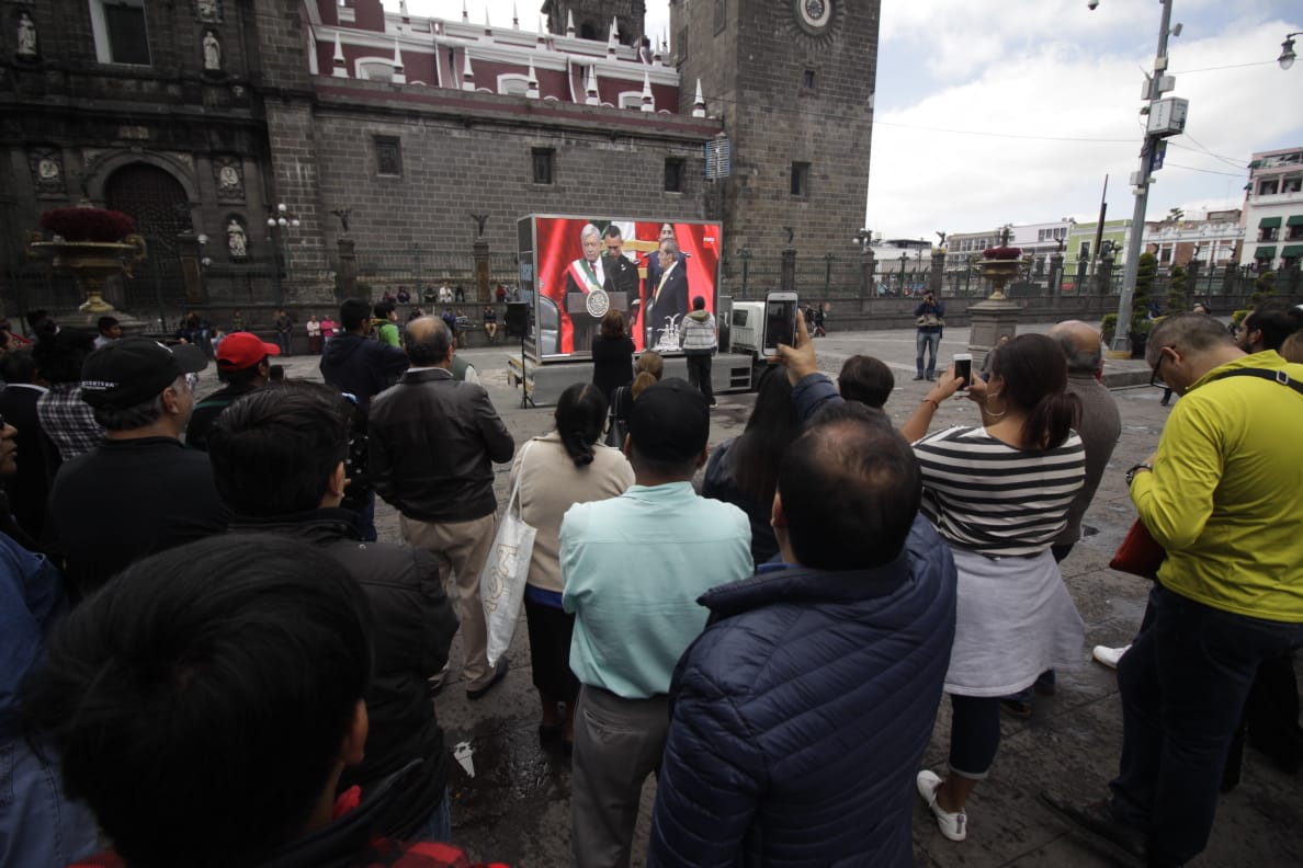 Los poblanos asistieron al zócalo de la capital a observar el mensaje de Andrés Mnauel López Obrador (Miguel Romero)
