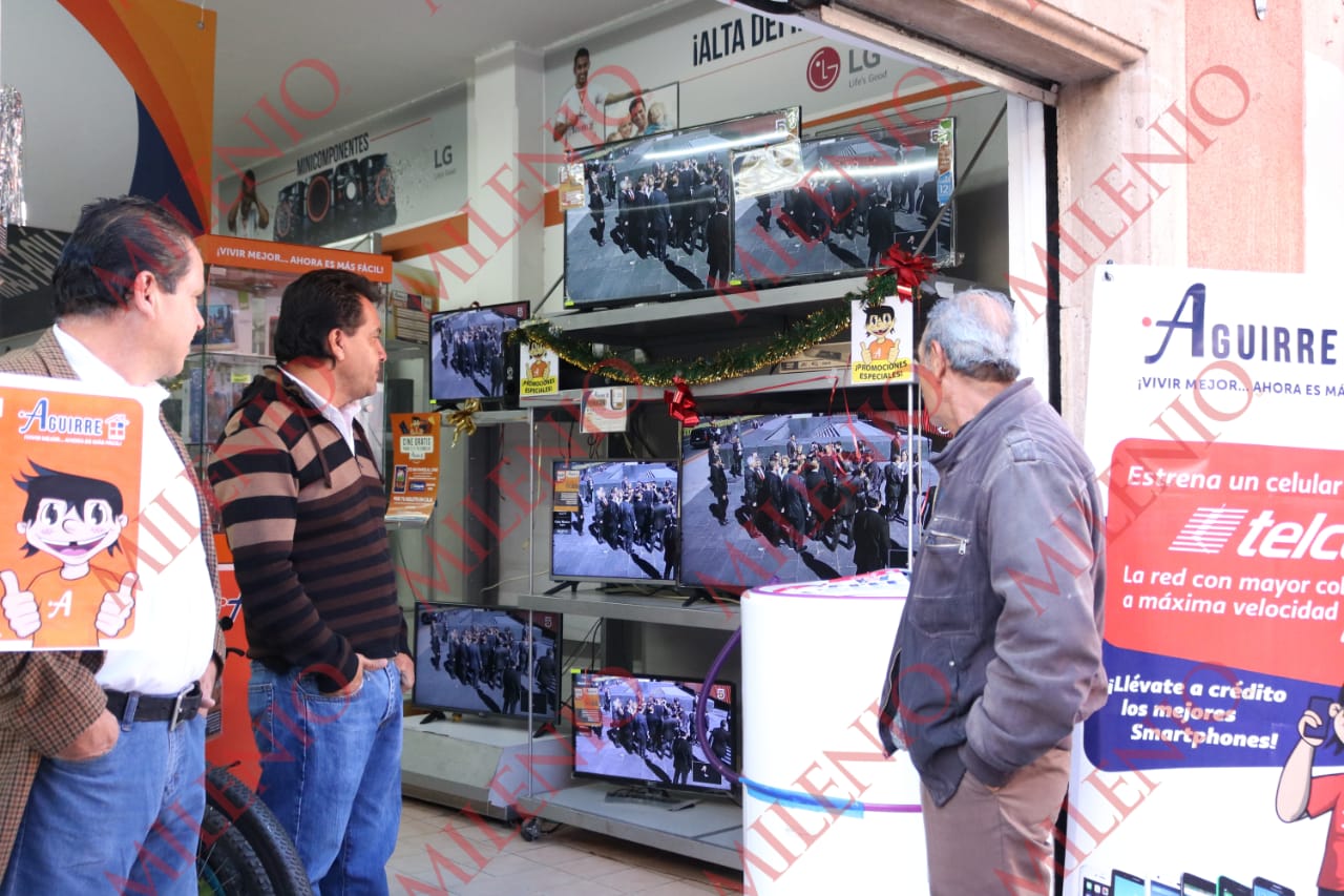 Algunos presenciaban la toma de protesta en tiendas departamentales (Dany Béjar)