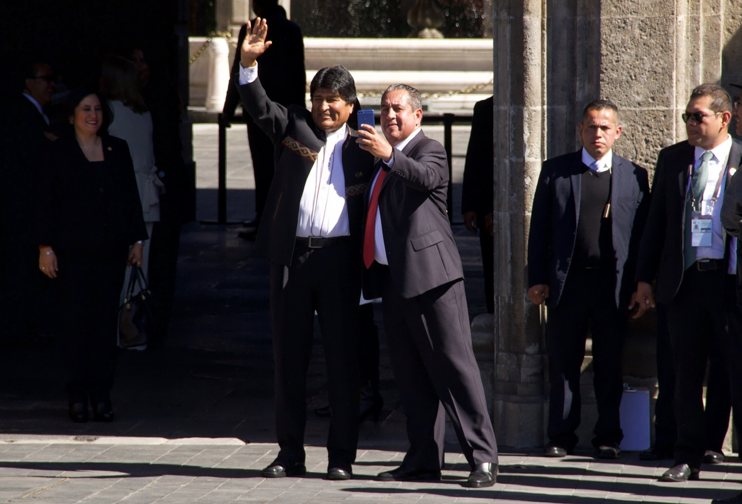 El presidente de Bolivia, Evo Morales, saluda a quienes se encuentran en el Zócalo previo a la comida con AMLO. (Ariana Pérez)