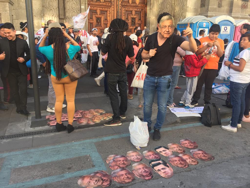 La venta de máscaras en el Zócalo de AMLO y de Peña Nieto abundan en las inmediaciones de Palacio Nacional. (Cynthia Sttetin)