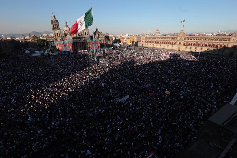 En el Zácalo, Andrés Manuel López Obrador ofreció un discurso como presidente.