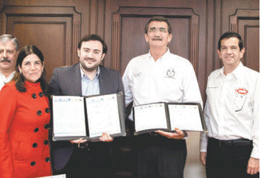 Andrés Suárez Fernández, rector de la UAT junto al consejo que conforma Coparmex.