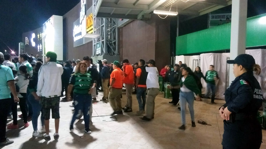 Varios asistentes reportaron las agresiones a través de sus redes sociales. (Especial)