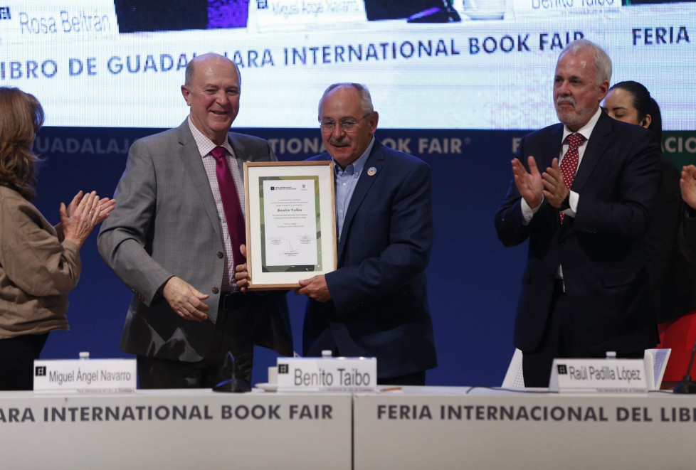 Benito Taibo recibió el reconocimiento de manos del rector de la Universidad de Guadalajara. (Fernando Carranza)