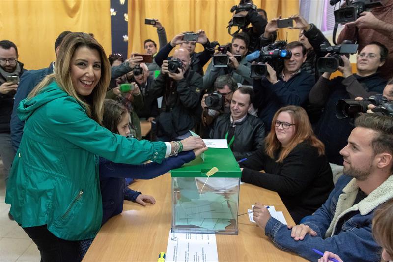La candidata del PSOE-A a la presidencia de la Junta de Andalucía, Susana Díaz, vota en el colegio Alfares del popular barrio de Triana en Sevilla. (E