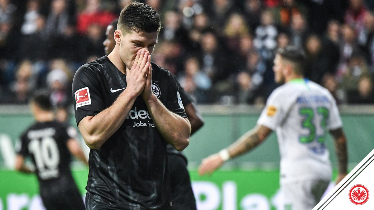 Carlos Salcedo se quedó en la banca en su regreso a la Bundesliga (Twitter @Eintracht)