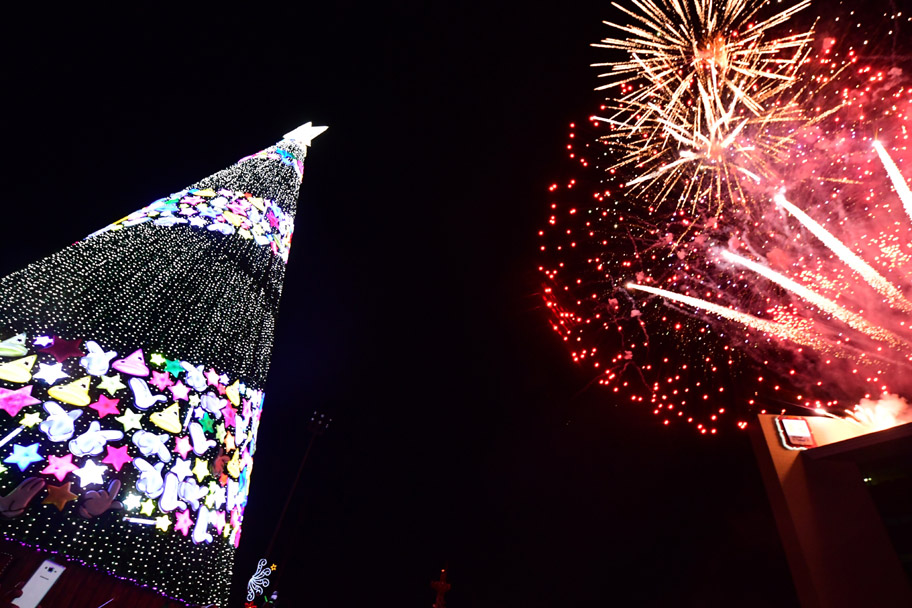 Este domingo se encendió el Pino Navideño Monumental y la apertura de la Pista de Hielo. (Óscar Wong)