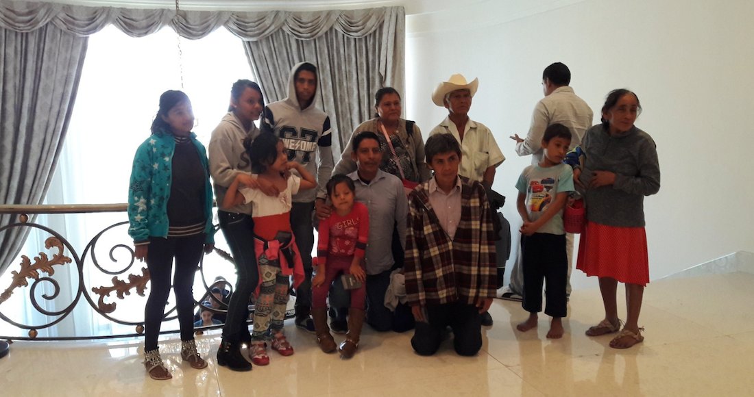 La foto de la familia en una de las salas de Los Pinos causó furor en redes sociales.