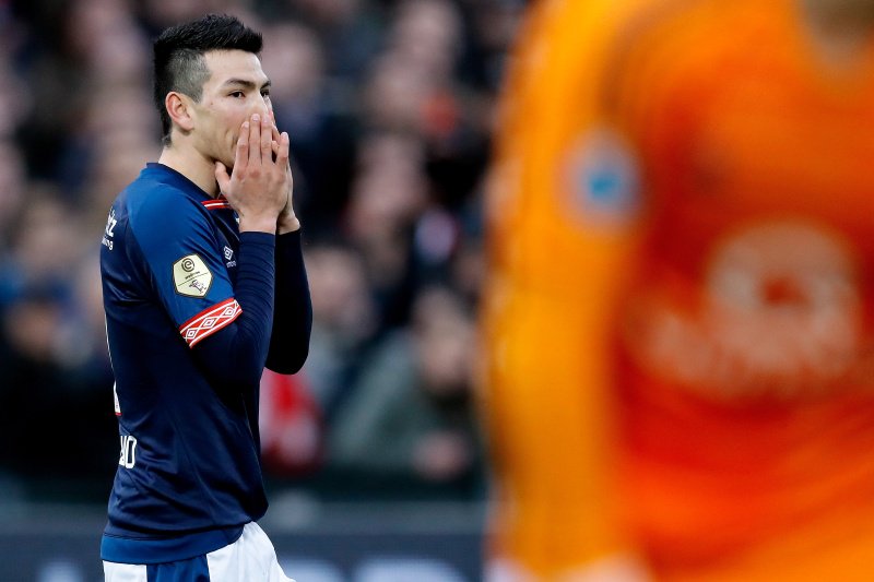 Hirving Lozano en lamento (Twitter @PSV)