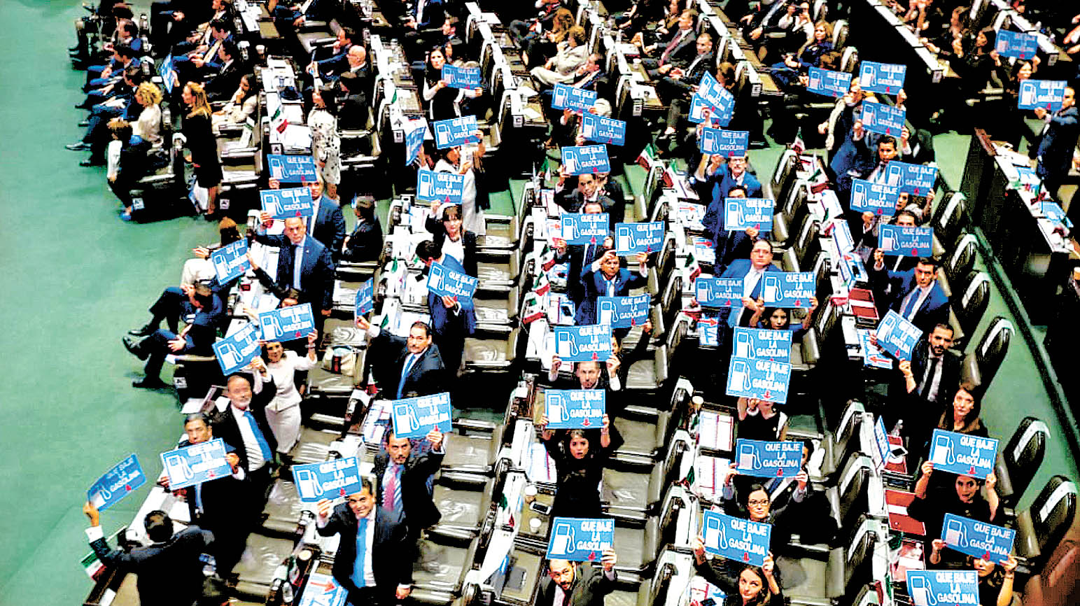 Legisladores del PAN se manifestaron durante el discurso en San Lázaro. (Héctor Téllez)