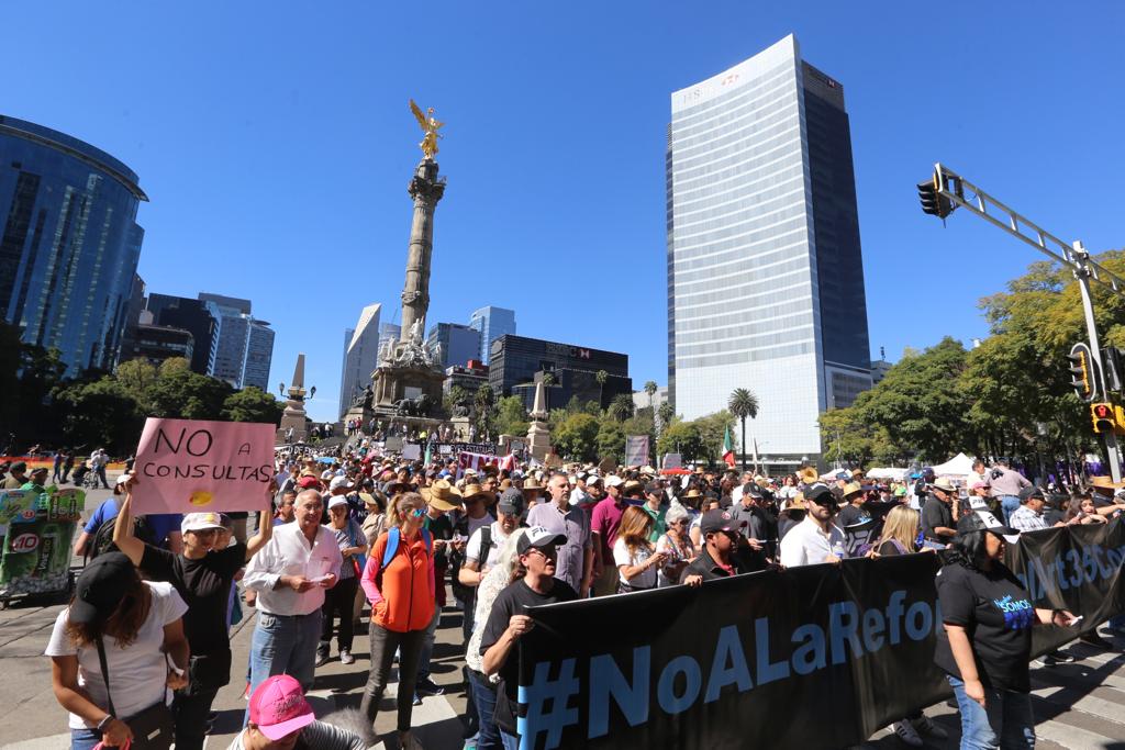 Esta es la segunda marcha en contra de la cancelación del NAIM que se realiza en la capital. (Jorge Carballo)
