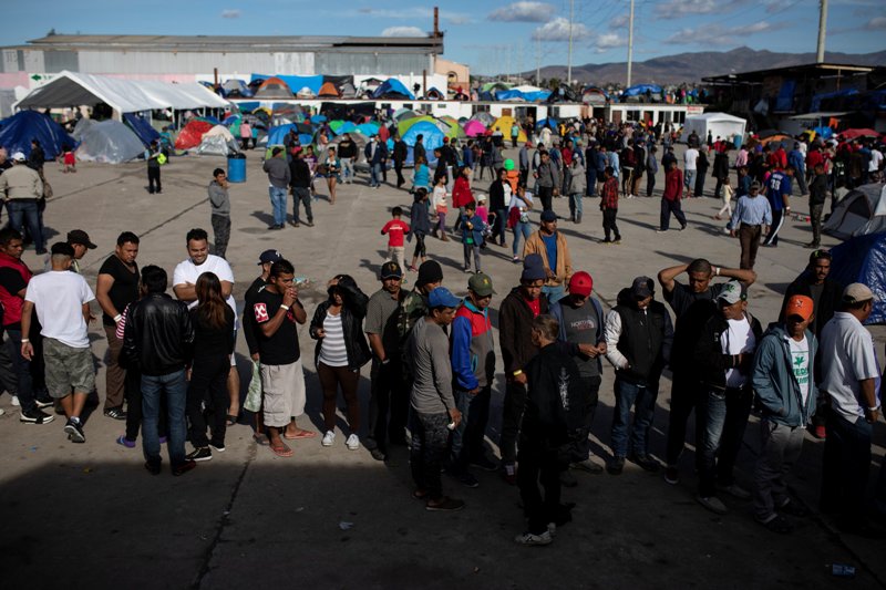 Miles de migrantes centroamericanos permanecen en Tijuana.