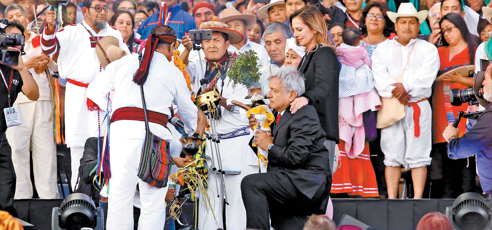 En la Plaza de la Constitución, el mandatario fue ‘purificado’ en un ritual indígena. (Nelly Salas)