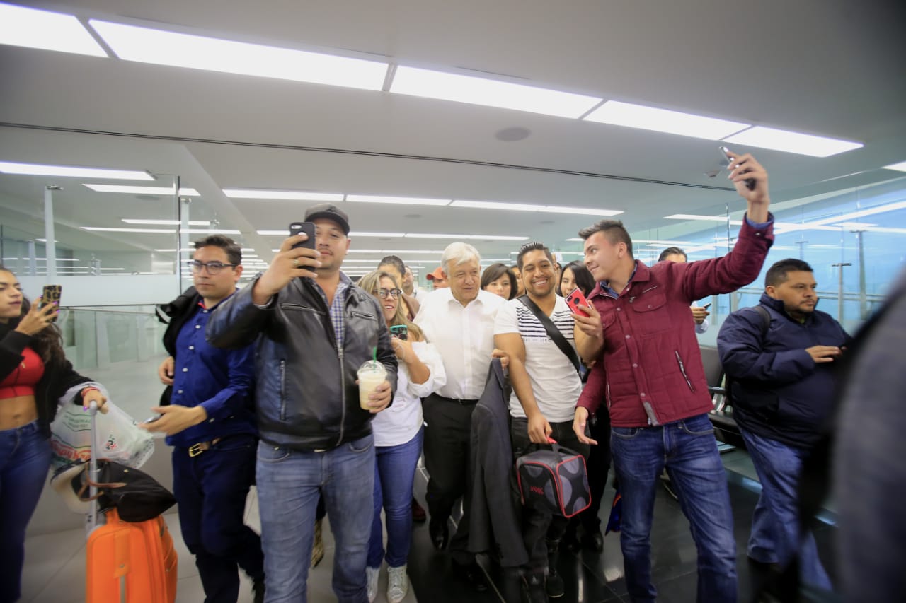 El Presidente antes de abordar su avión para irse a Veracruz. (Ariana Pérez)