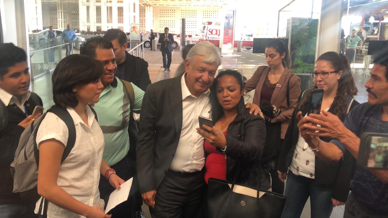 El presidente causó revuelo en a su llegada al aeropuerto de la Ciudad de México (Jannet López Ponce)