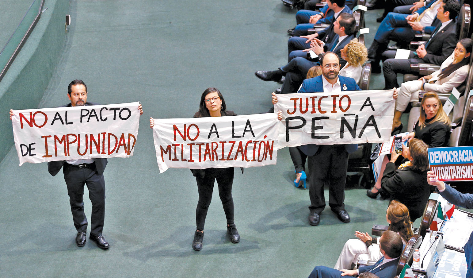 Protesta de los legisladores sin partido Carlos Morales, Lucía Riojas y Emilio Álvarez Icaza contra el plan de seguridad. (Héctor Téllez)