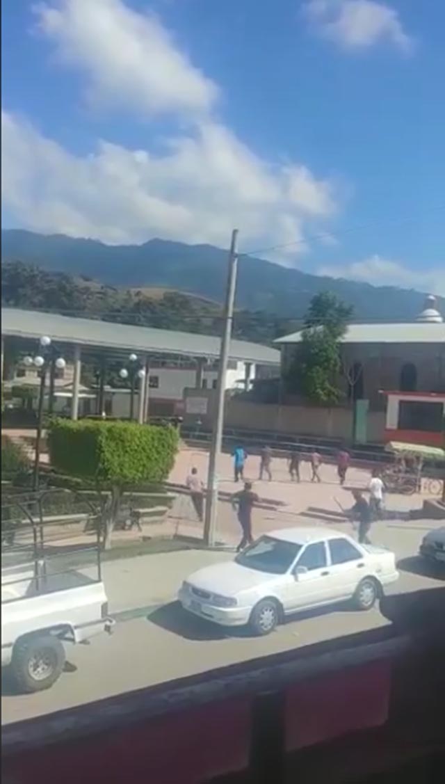 Alumnos de una escuela vecina tuvieron que resguardarse para evitar que los lesionaran (Especial).