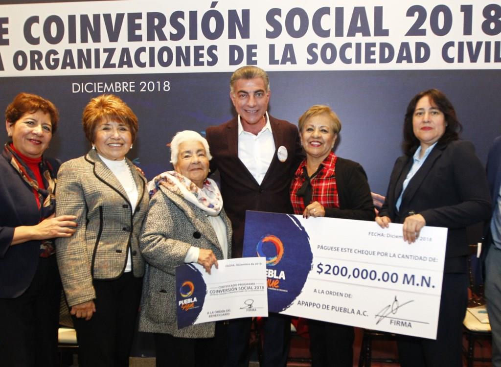 Antonio Gali, gobernador de Puebla, entregó apoyos de coinversión social (Especial)
