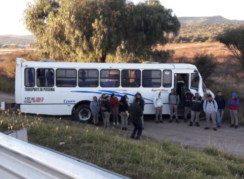 Aparatoso accidente entre autobús y camioneta: 12 lesionados