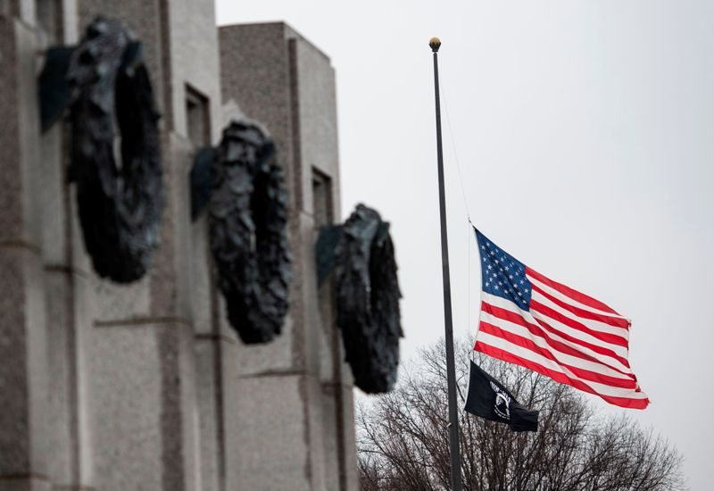 Las banderas ondean a media asta en Washington y los estadunidenses se alistan para una semana de honores al presidente 41º de Estados Unidos.