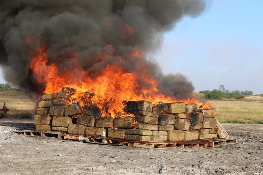 Droga es incinerada.