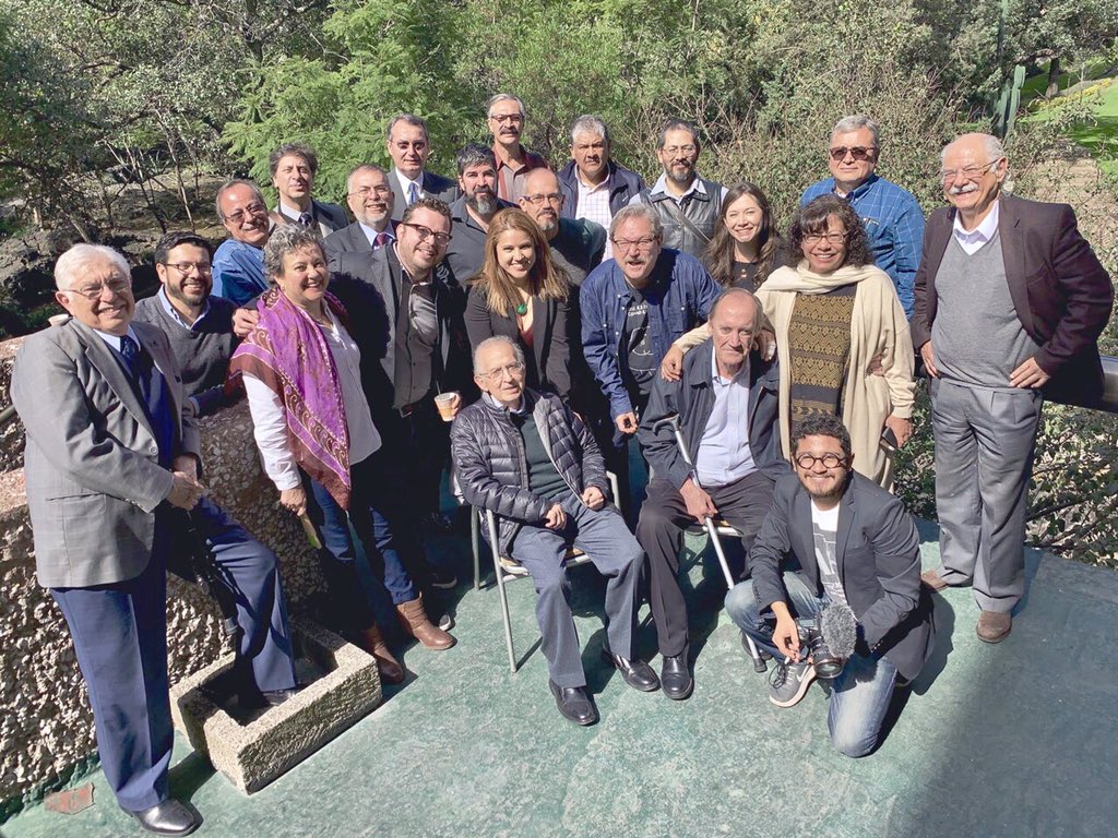 "Aquí está el equipo de transición que hoy recorrió el Fondo", compartió el escritor en Twitter.