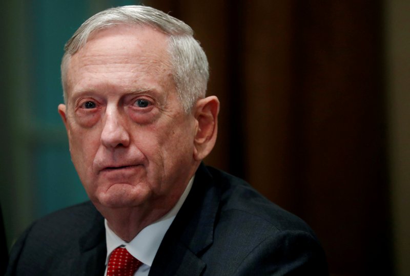 James Mattis explicó que su oficina aún está examinando "las cuestiones normativas".
