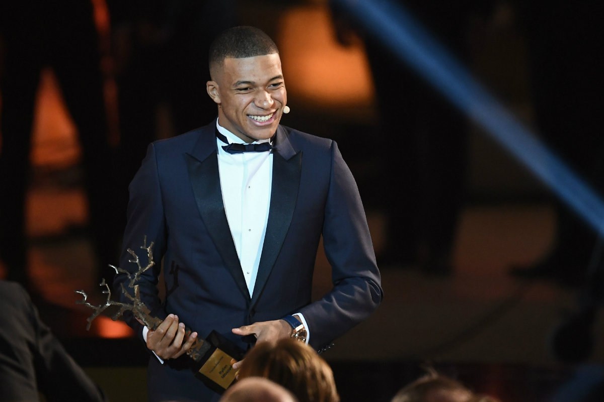 Kylian Mbappé con su galardón (AFP)
