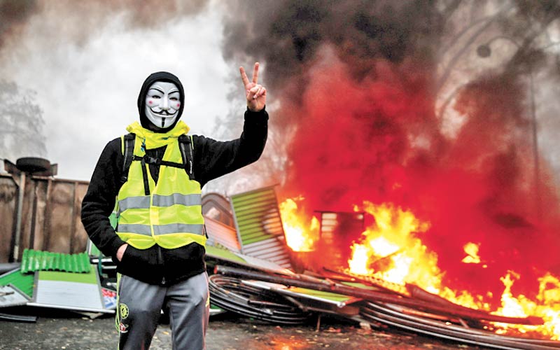 Macron ordenó al ‘premier ‘ conversar con los manifestantes.  (AFP)