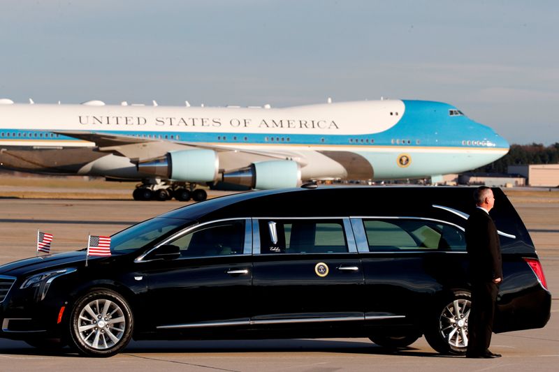 Los restos del ex presidente llegaron a la capital desde el aeropuerto militar de Ellington Field, en Houston, a bordo del avión presidencial de EU.