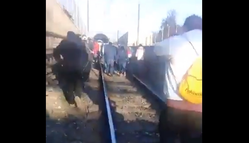 Los usuarios fueron desalojados del vagón y caminaron por la vía. (@ololiuqui_mauc)
