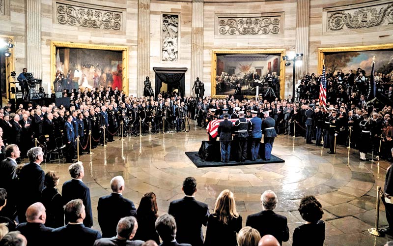 El ataúd descansará hasta el miércoles sobre  el Catafalco de Lincoln en la capilla ardiente del Capitolio. (EFE)