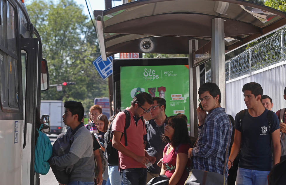Colocan cámaras en parabuses de CUCEI, Preparatoria 12 y Vocacional (Fernando Carranza)