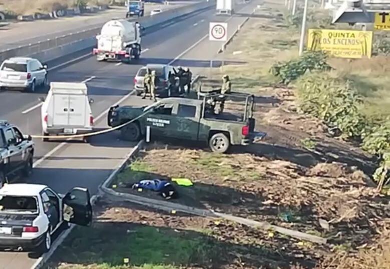 Ejecutan a un hombre y una mujer sobre carretera
