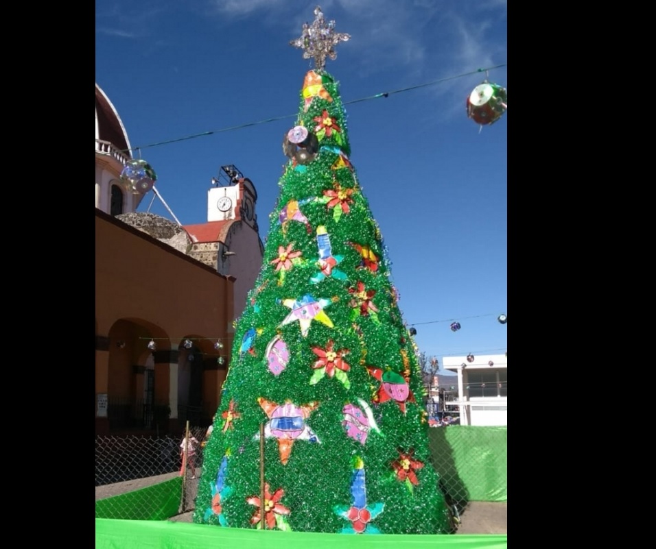 Fue construido con 12 mil botellas de plástico. (Notimex)