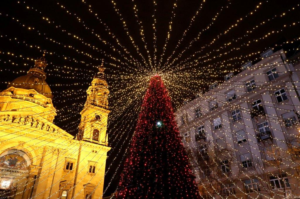 Hungría- Naturales, de metal, con botellas… este emblema navideño se forma de maneras muy originales en todo el mundo. Reuters