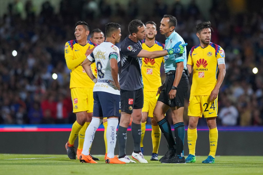 Luis Enrique Santander volverá a pitar el Pumas vs. América en liguilla (Imago7)