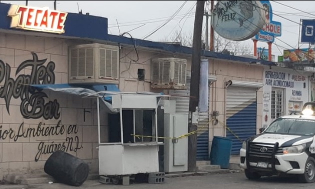 Esta mañana el bar era custodiado por una patrulla de la Policía Municipal.