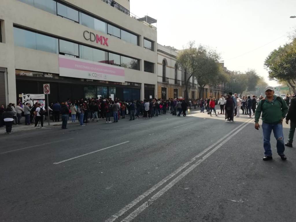Los manifestantes bloquean Bucareli a la altura de Lucerna. | Gabriel Ortega