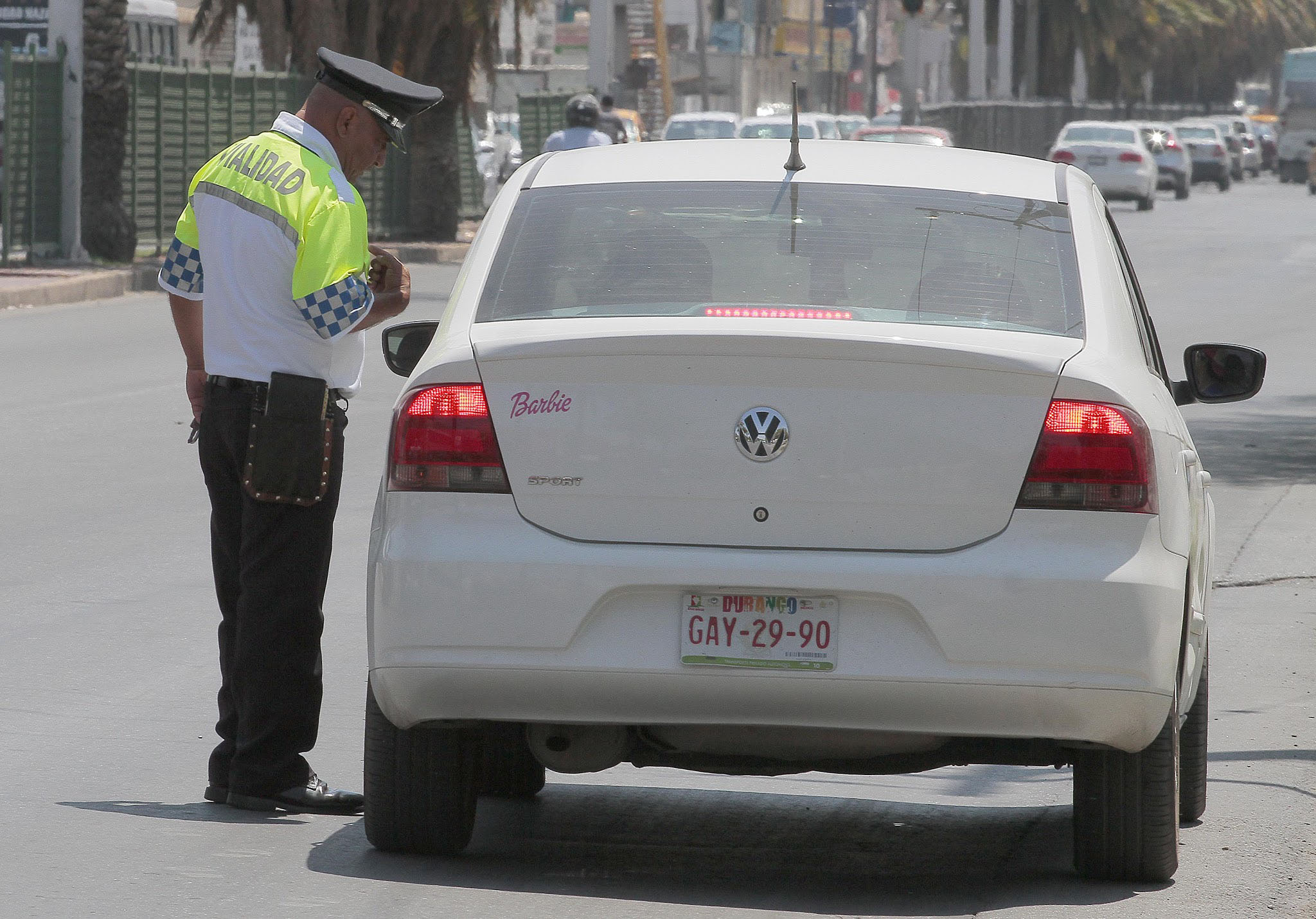 Los agentes de Tránsito y Vialidad de Torreón podrían portar una terminal o máquina para poder cobrar la infracción. (Manuel Guadarrama)