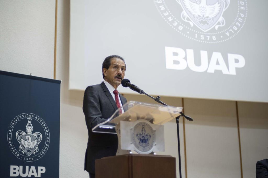 Alfonso Esparza Ortiz, rector de la UAP, durante Primer Informe de Labores de Luis Ochoa Bilbao, director de la FDCS (Especial)