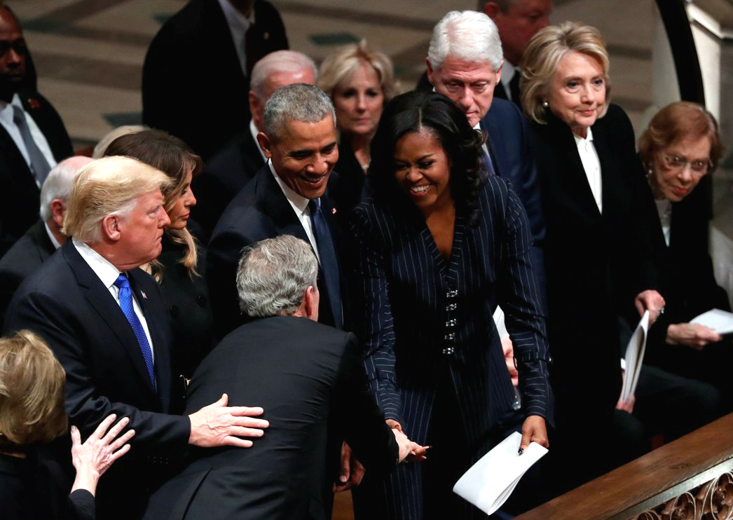 Éste no es el primer caramelo que Bush regala a Michelle Obama, a quien ya le había dado una golosina en otro funeral (Reuters).